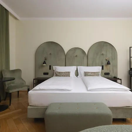 מלון Stadt Citta 4*